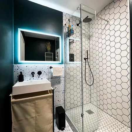 Modern 10min From Center With Parking Apartment